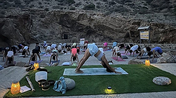 La práctica del yoga en la naturaleza y bajo las estrellas conquista el Cabezo Gordo de Torre Pacheco