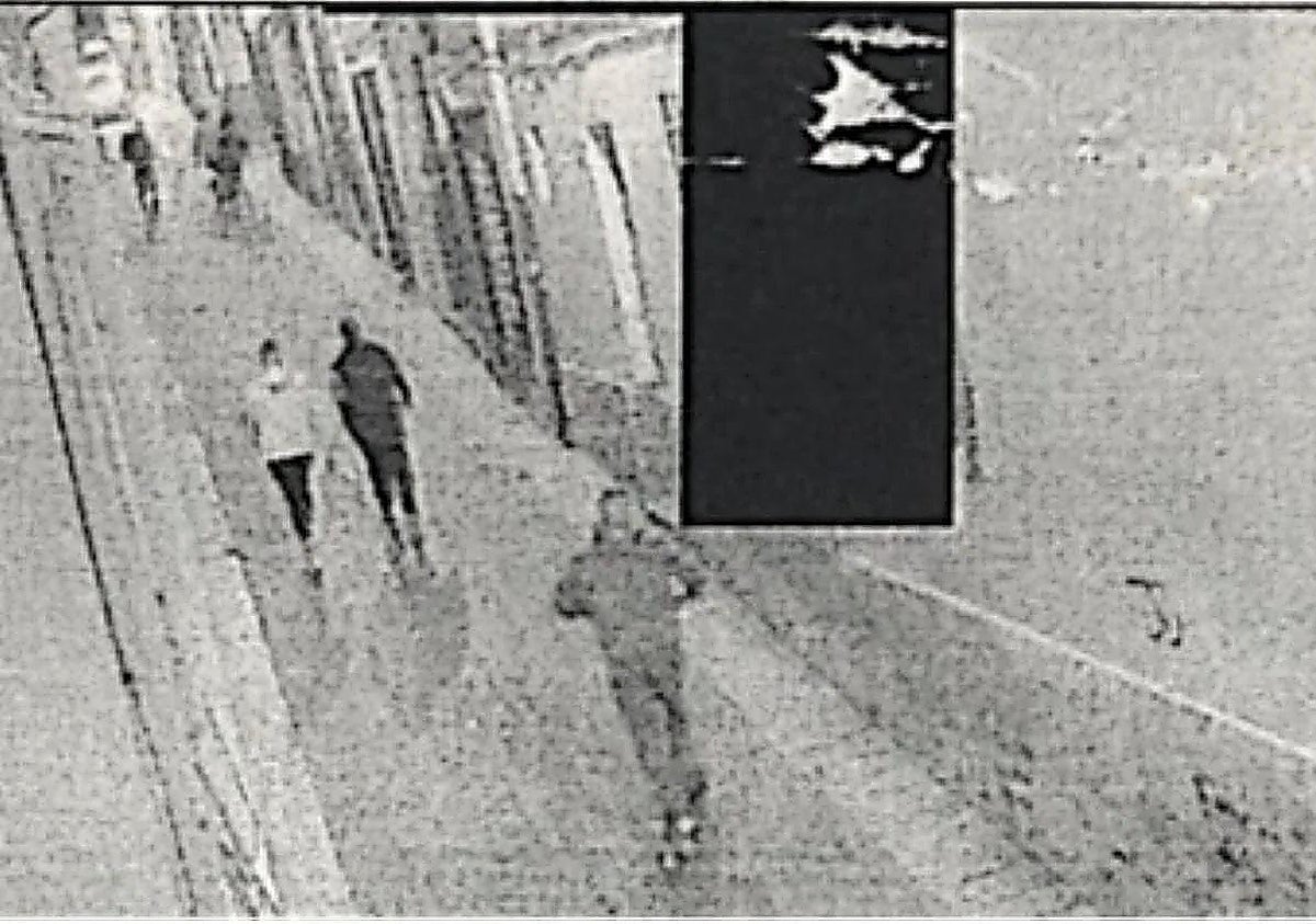 Las cámaras de videovigilancia captan a la víctima y sus dos acompañantes siendo seguidos por los tres sospechosos.