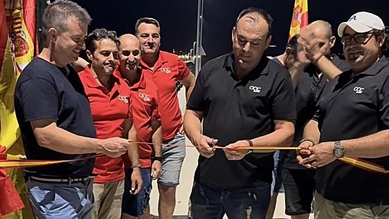 Fiesta con banderas, himno y corte de cinta para celebrar el fin de las obras de una carretera después de 424 días