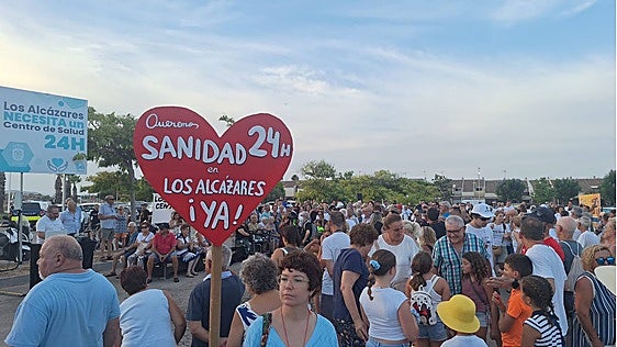 Todas las fuerzas políticas de Los Alcázares reclaman en la masiva concentración atención médica 24 horas para todos