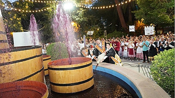 La fuente del vino comienza a manar en el jardín del Rey Don Pedro de Jumilla