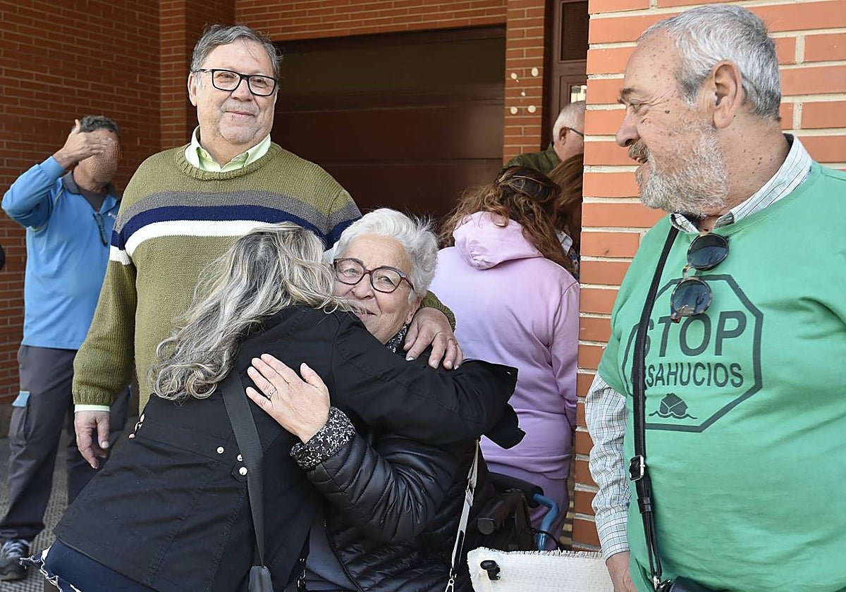 Antonia celebra el pasado abril, junto a miembros de la PAH, el aplazamiento del desahucio.
