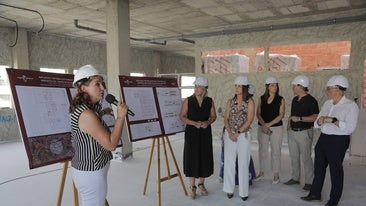 La consejera de Salud, Isabel Ayala, y la alcaldesa de Cartagena, Noelia Arroyo, durante una visita este verano a las obras del centro de salud de Santa Ana.