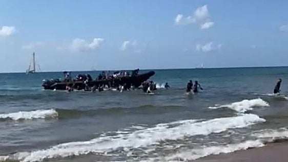 Llegada de una lancha motora cargada de inmigrantes.