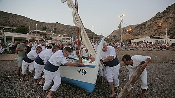 El Portús rememora su tradición marítima y pesquera a la luz de la luna