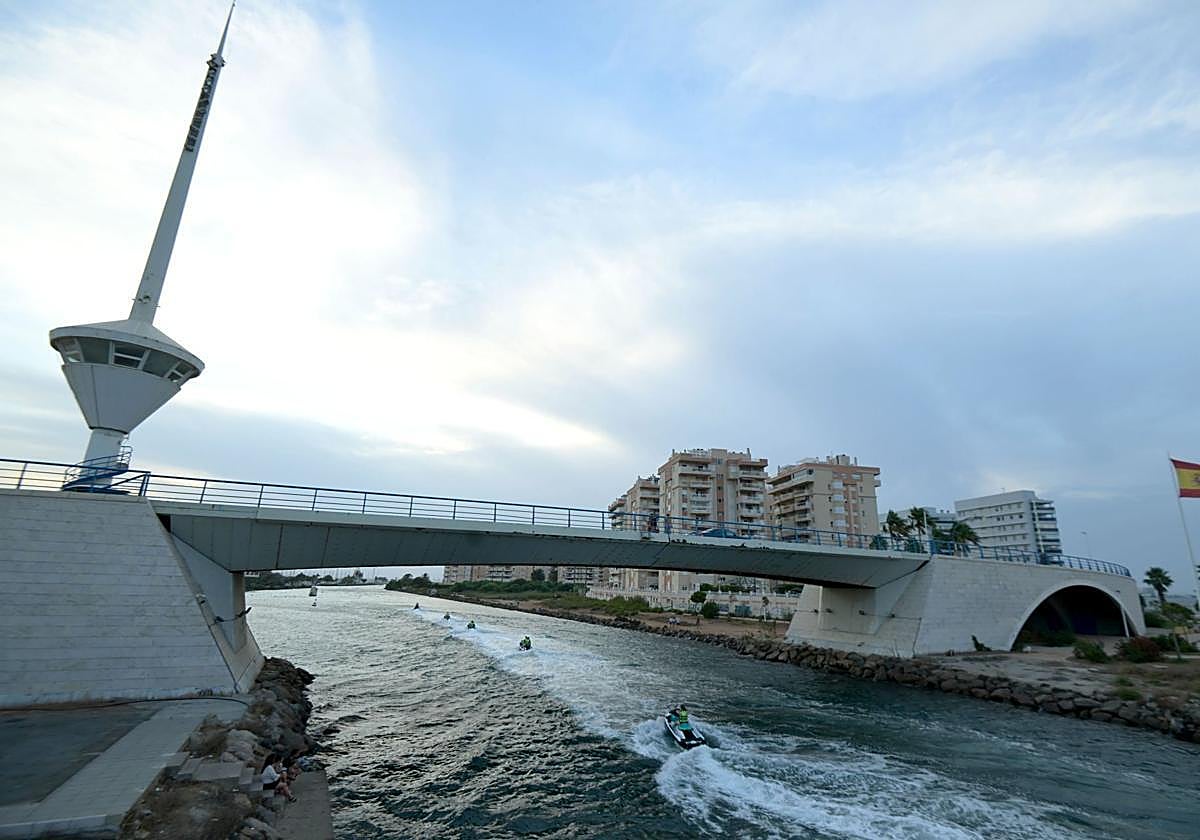 Varias motos de agua circulan bajo el puente del Estacio el viernes.