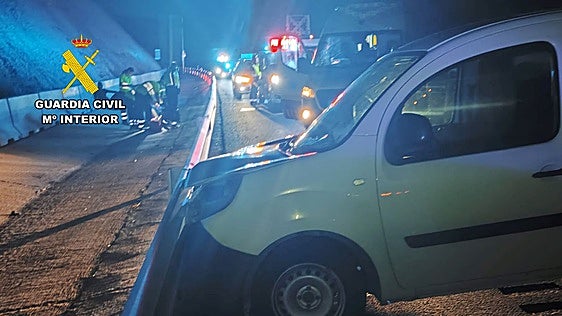 Un conductor provoca un accidente al circular ebrio y en sentido contrario por la autovía A-30
