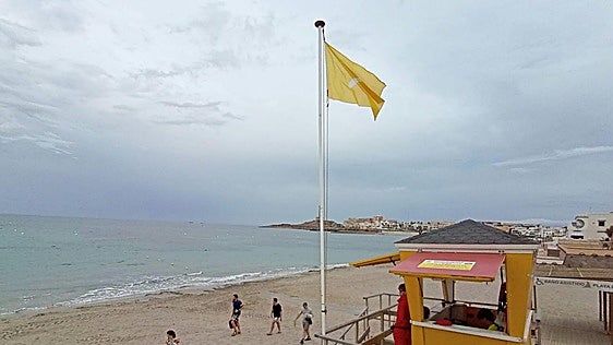 La costa de la Región de Murcia comienza el fin de semana con 43 banderas amarillas