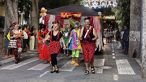 El desfile de carrozas despide las fiestas de San Agustín y la Virgen de la Cabeza de Ojós