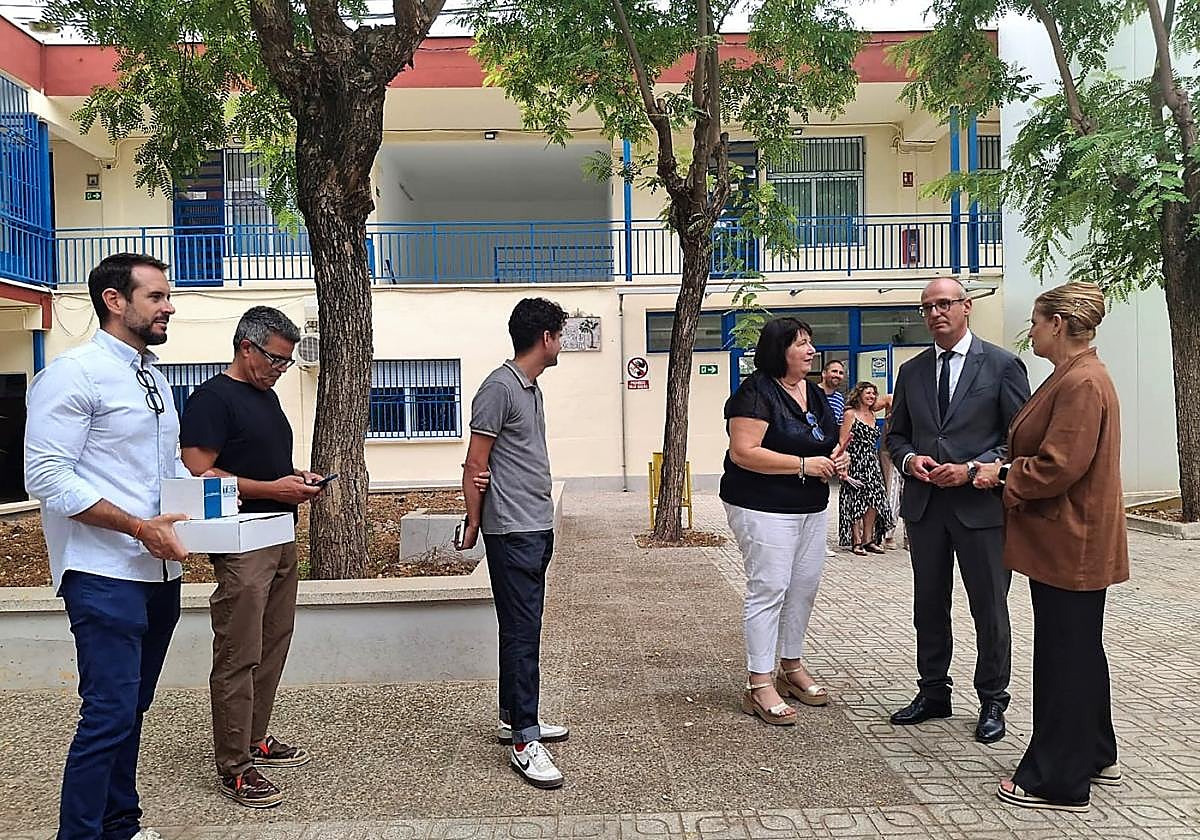 El consejero en la visita al instituto.