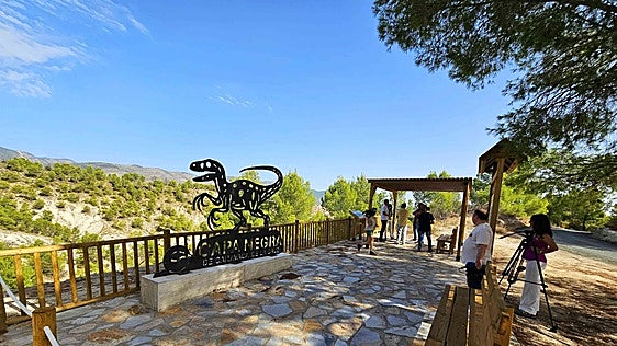 Un mirador permite contemplar el lugar donde se encuentra la Capa Negra del Barranco del Gredero en Caravaca