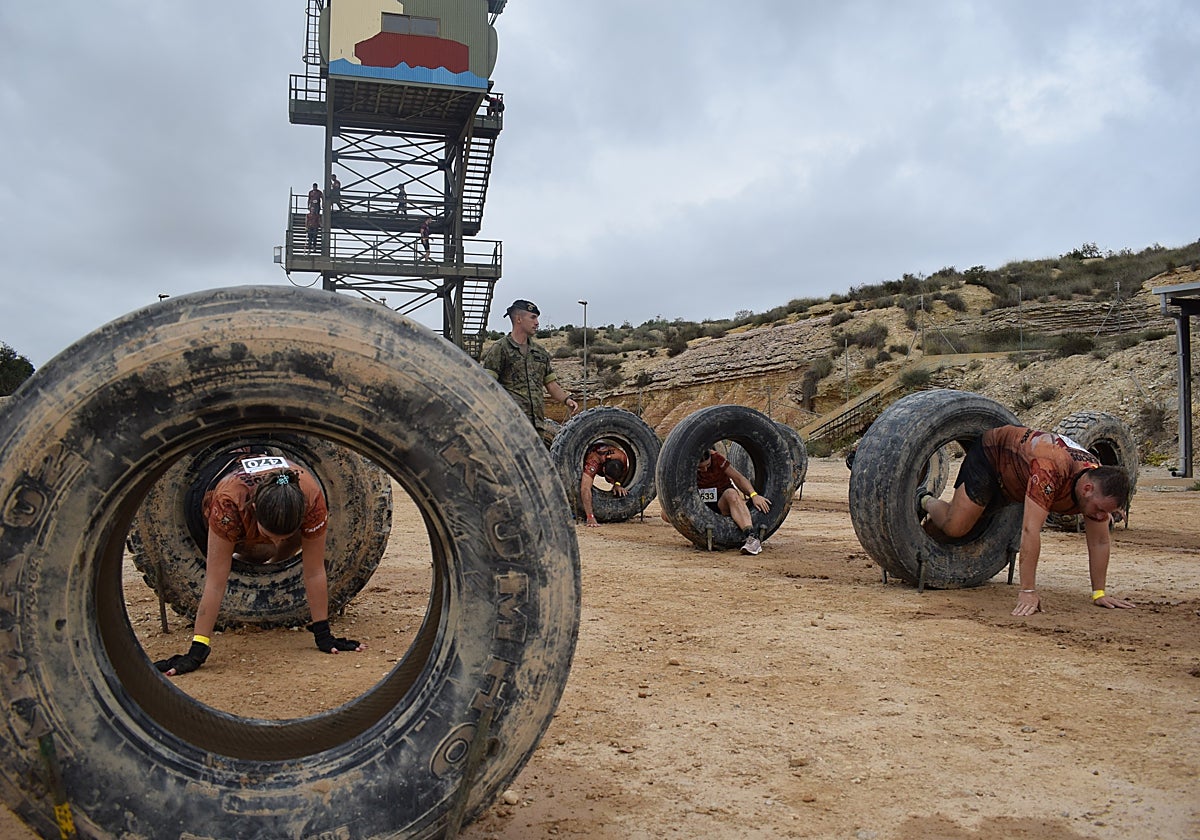 Participantes superando obstáculos en la carrera 'Tercios Legendarios' de 2025.