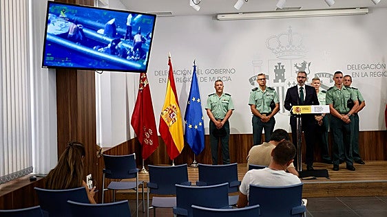 La Guardia Civil detiene en la costa de Águilas a siete ocupantes de una patera