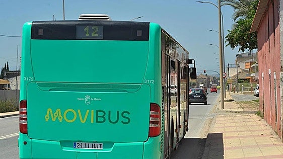 El retraso en la licitación deja a 50 universitarios de Las Torres de Cotillas sin autobús en el inicio de curso