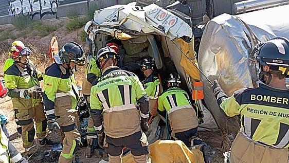 Herido grave el conductor de un camión que volcó en la autovía A-7 en Librilla tras chocar con un turismo