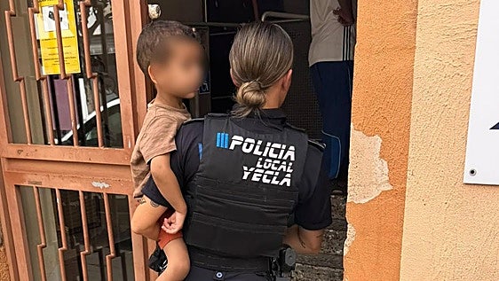 Localizan a un niño de dos años que estaba solo en una calle de Yecla tras un aviso vecinal