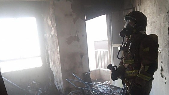 Un aparatoso incendio en un edificio de Cieza se salda sin heridos