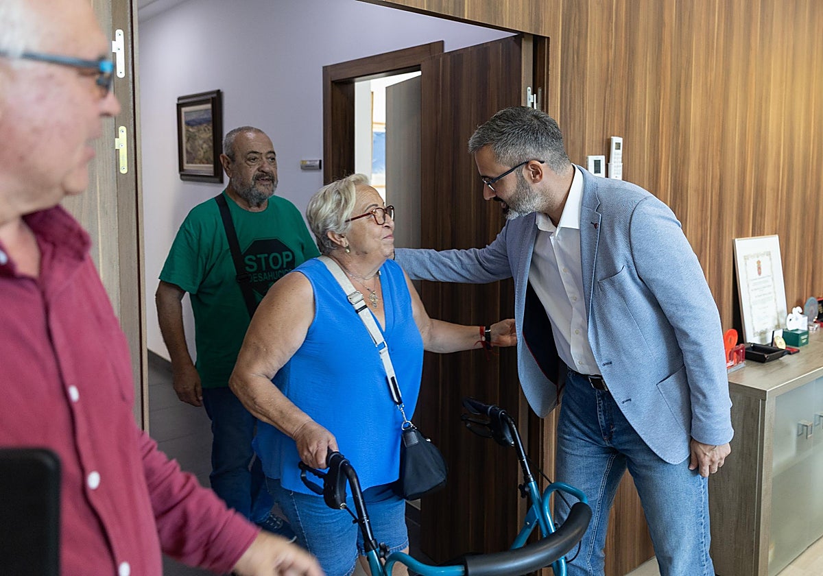 Antonia Mayol, este miércoles en Murcia al ser recibida por el delegado de Gobierno, Francisco Lucas.
