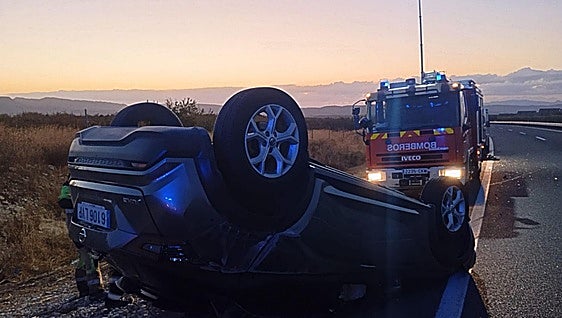 Rescatan a un joven atrapado tras volcar su coche al colisionar con otro en la autovía del Noroeste a su paso por Mula