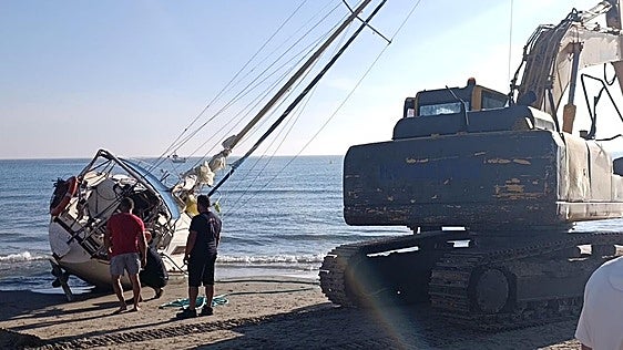 Capitanía Marítima retira y precinta el velero encallado en una zona protegida al norte de Cabo de Palos