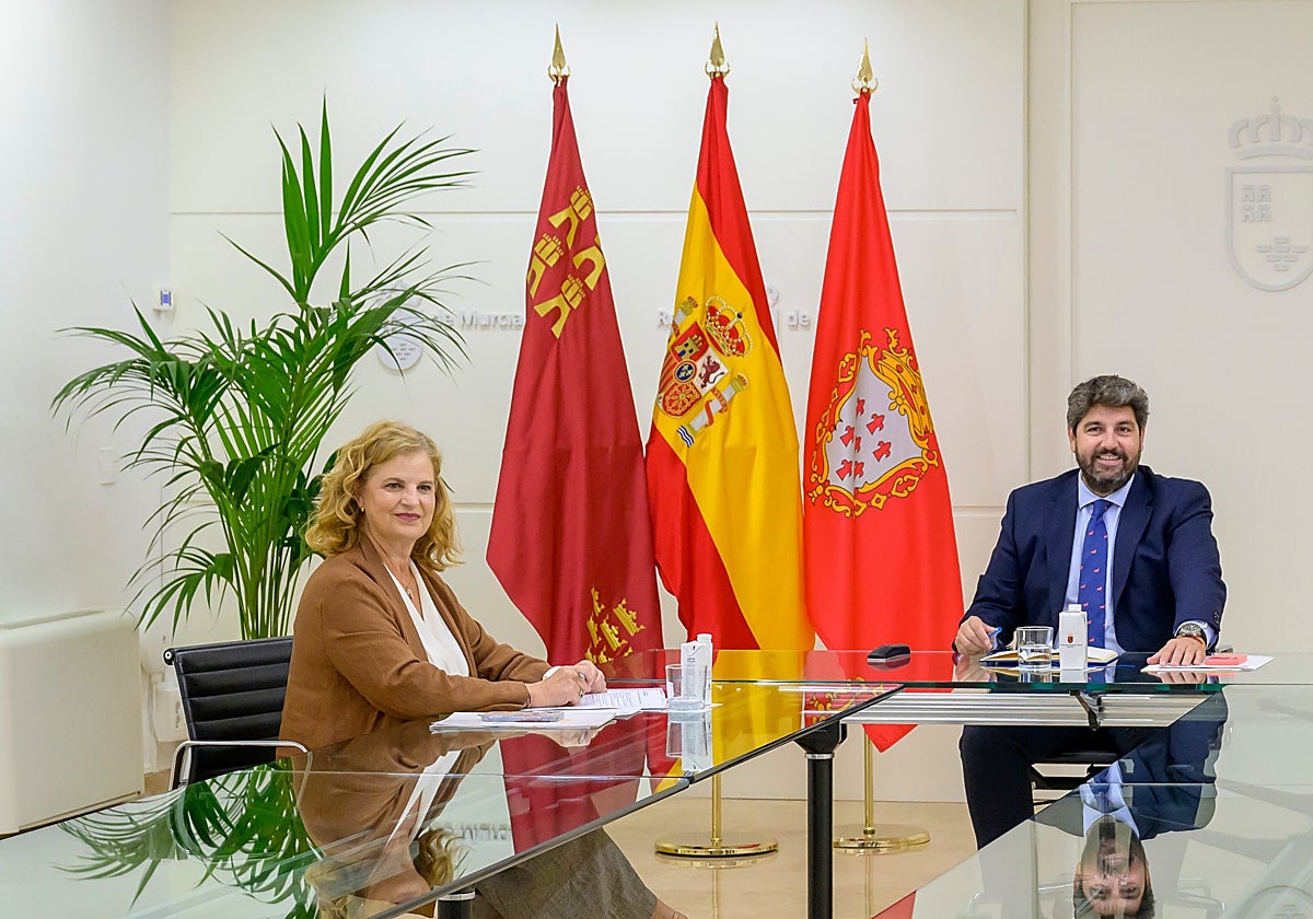 La alcaldesa de Alcantarilla, Paqui Terol, junto al presidente de la Región de Murcia, Fernando López Miras.