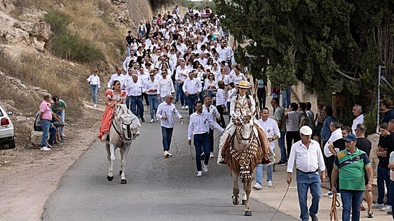 Los caballistas llenan de alborozo las Fuentes del Marqués de Caravaca en la romería