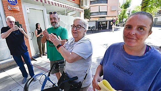 Las imágenes de la suspensión del desahucio de Antonia en Alcantarilla