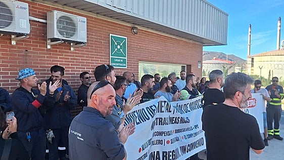Los trabajadores de la empresa auxiliar de Repsol reclaman en Cartagena unidad sindical para renovar el convenio del metal