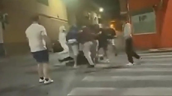 Multitudinaria pelea entre un grupo de jóvenes y un portero de un bar de Alhama armado con una porra