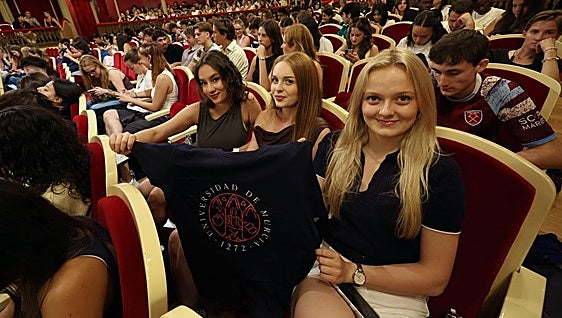 Recepción de los estudiantes Erasmus en el Teatro Romea de Murcia, en imágenes