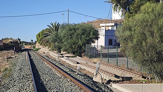 La alcaldesa de Cartagena denuncia que el Ministerio sustituye las traviesas de la vía de Alumbres que debía eliminar