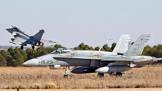 Avisan de maniobras militares aéreas en Lorca con posibles estampidos sónicos