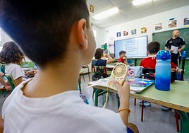 Un alumno con un ventilador de mano en un colegio de Las Torres de Cortillas, en una imagen de archivo.