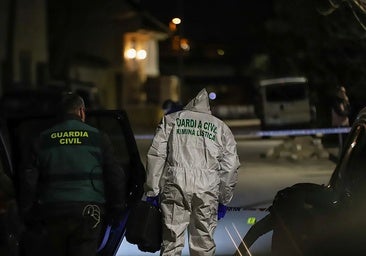 Investigadores de la Guardia Civil trabajando en el lugar del crimen.