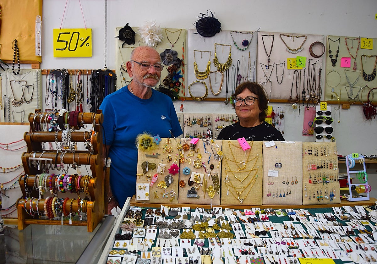 Óscar Foletti y María Alfocea en el interior de su tienda, Bisutería Alba, este miércoles antes de apagar las luces definitivamente.