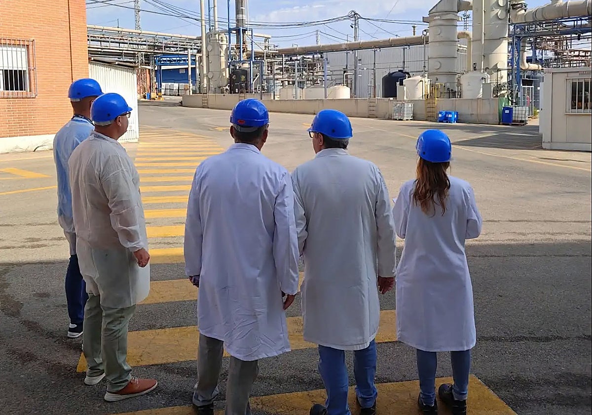 Técnicos municipales y trabajadores en la empresa Derivados Químicos de Alcantarilla.