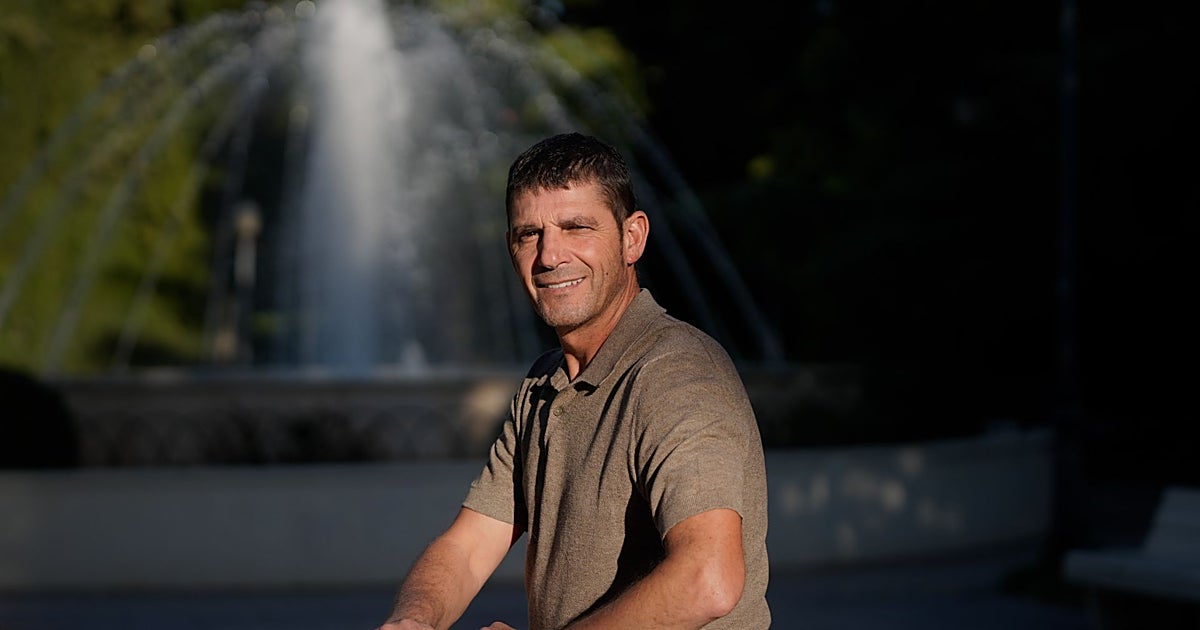 Juan Antonio Durán, 'El Chujas', en Cehegín, donde tiene su pescadería, el pasado viernes.