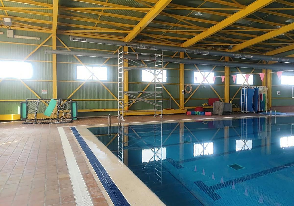 Instalaciones de la piscina municipal, cerrada al público por avería.