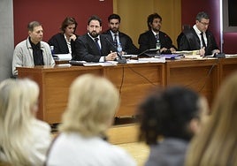 Familiares de la víctima asisten al juicio contra el acusado del 'crimen de Halloween' en la Ciudad de la Justicia de Murcia.