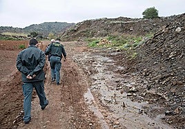 Agentes del Seprona, inspeccionando unos residuos mineros junto al vertedero Los Blancos, en 2020.