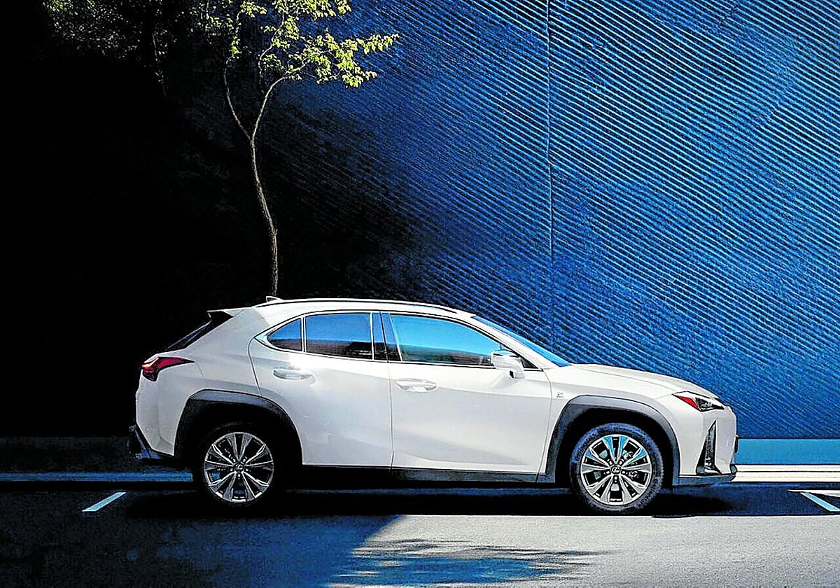 El modelo Lexus UX 300h destaca por su esbelta silueta deportiva