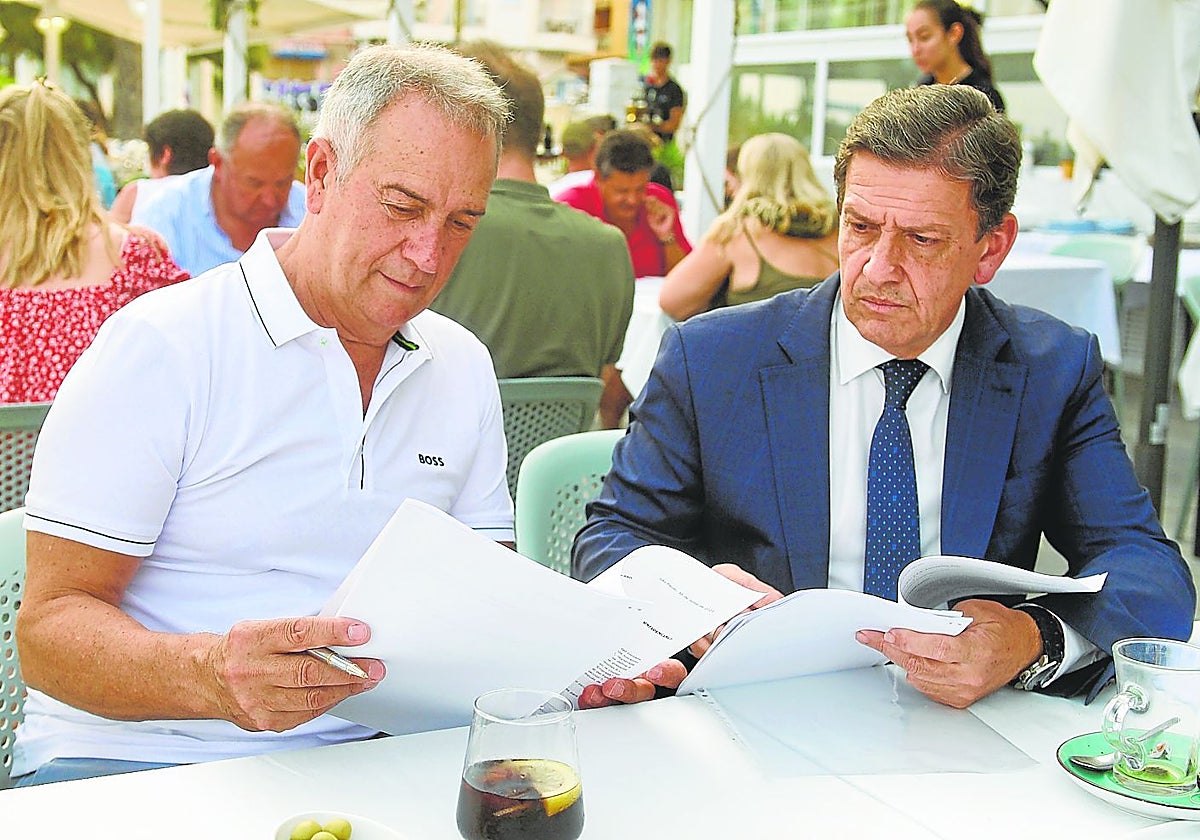 Felipe Moreno y el abogado Andrés López con la documentación que sacaba al Real Murcia del concurso de acreedores en 2023.