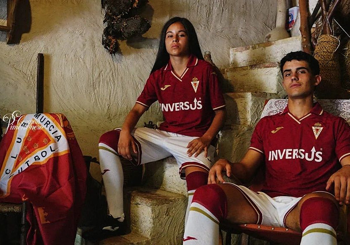 Primera imagen de la nueva primera equipación del Real Murcia para la temporada 2026-27.