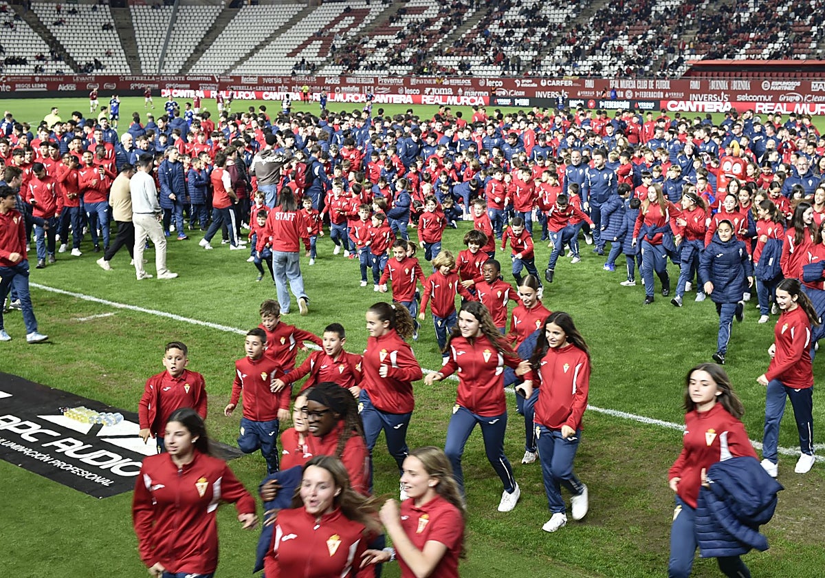 Los equipos de la cantera del Real Murcia reciben un homenaje en el estadio Enrique Roca durante la pasada temporada.