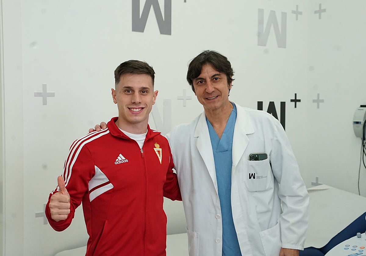 El doctor Paco Martínez posa con Alfon, jugador del Real Murcia en la temporada 2022-23.