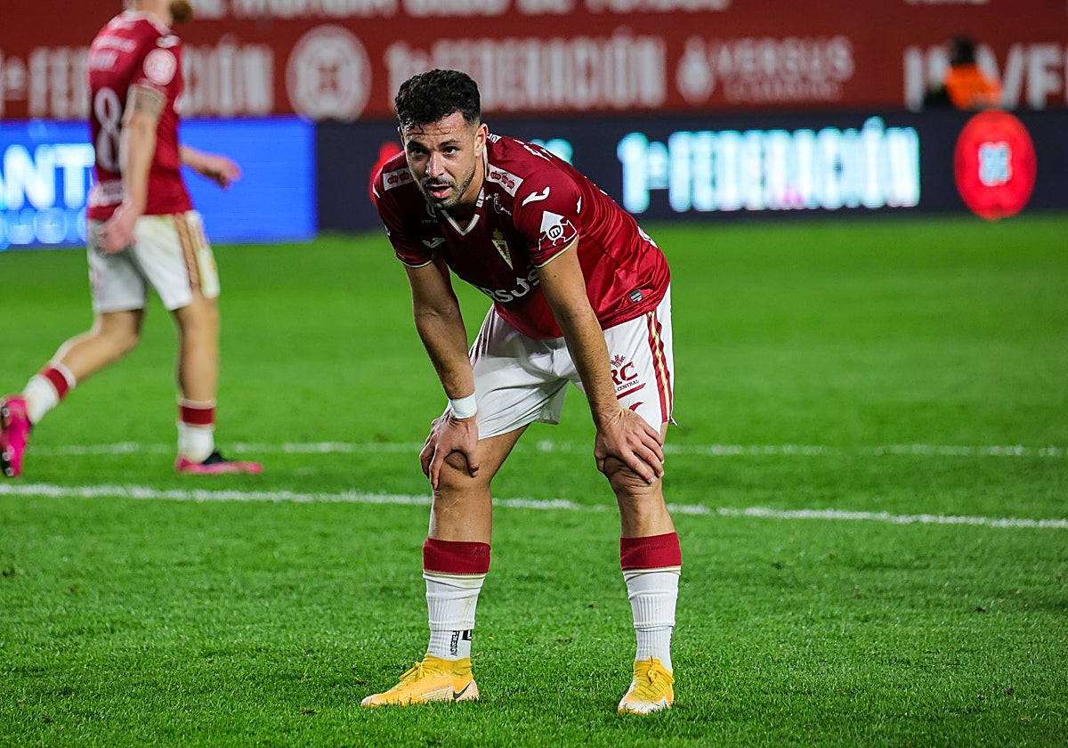 Álvaro Bustos, con las manos en las rodillas, durante el partido del Real Murcia ante el Hércules del pasado curso.