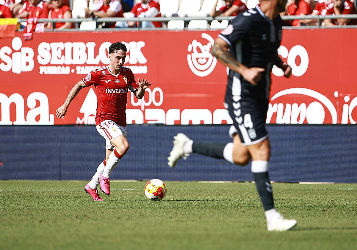 Joel Jorquera conduce el balón en el último partido del Real Murcia la temporada pasada, ante el Eldense.