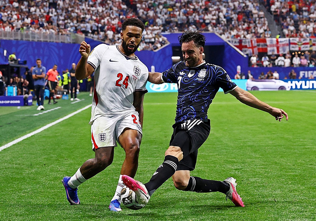 Nicolás Tagliafico rebaña el balón ante el ataque de James en la semifinal del Mundial 2026.