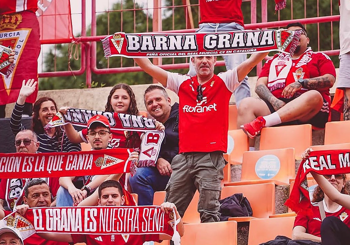 Javi Bascuñana alza la bufanda de Barna Grana durante uno de los desplazamientos de la peña en esta temporada.