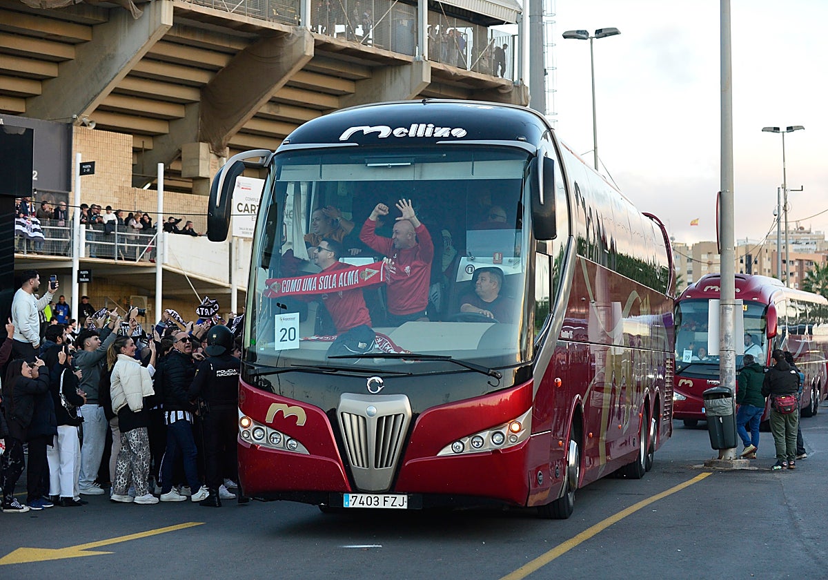 Llegada a la explanada del Cartagonova de los autobuses con aficionados del Real Murcia en el derbi del pasado mes de diciembre.